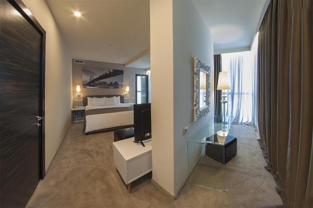 Фотография Opera Suite 4*