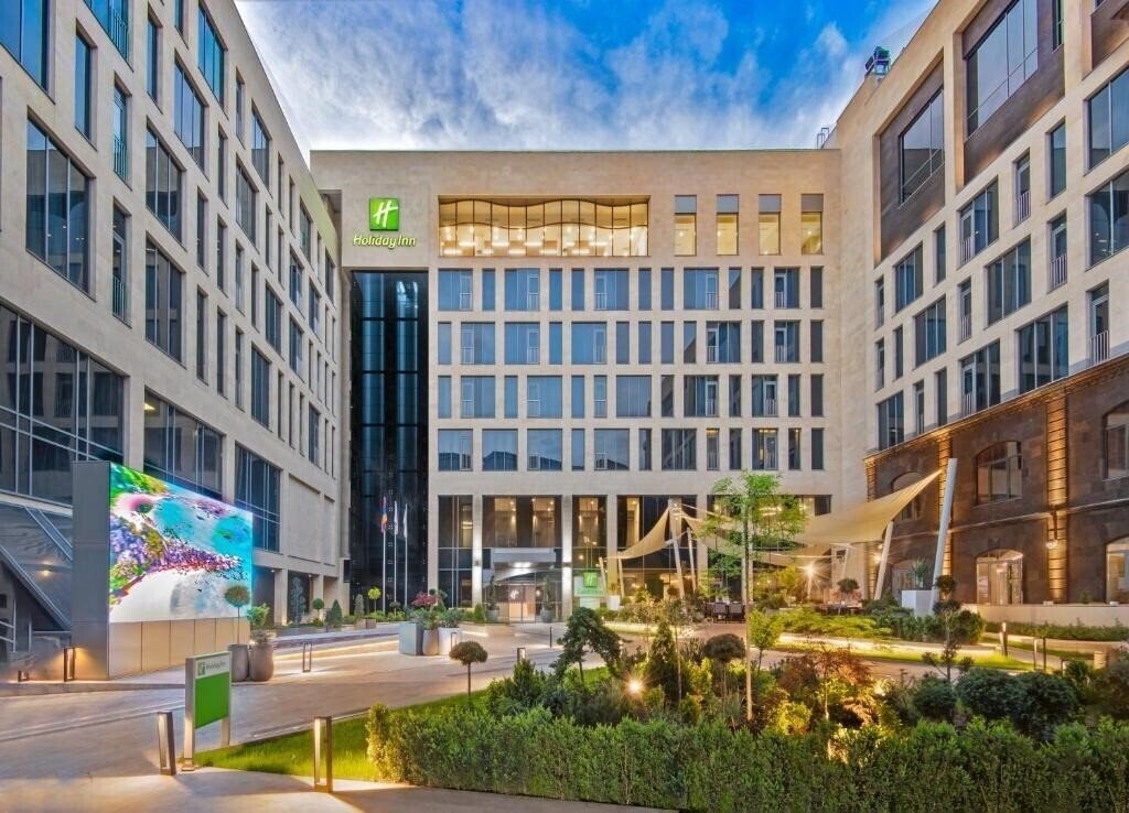Отель Holiday Inn Republic Square 4*