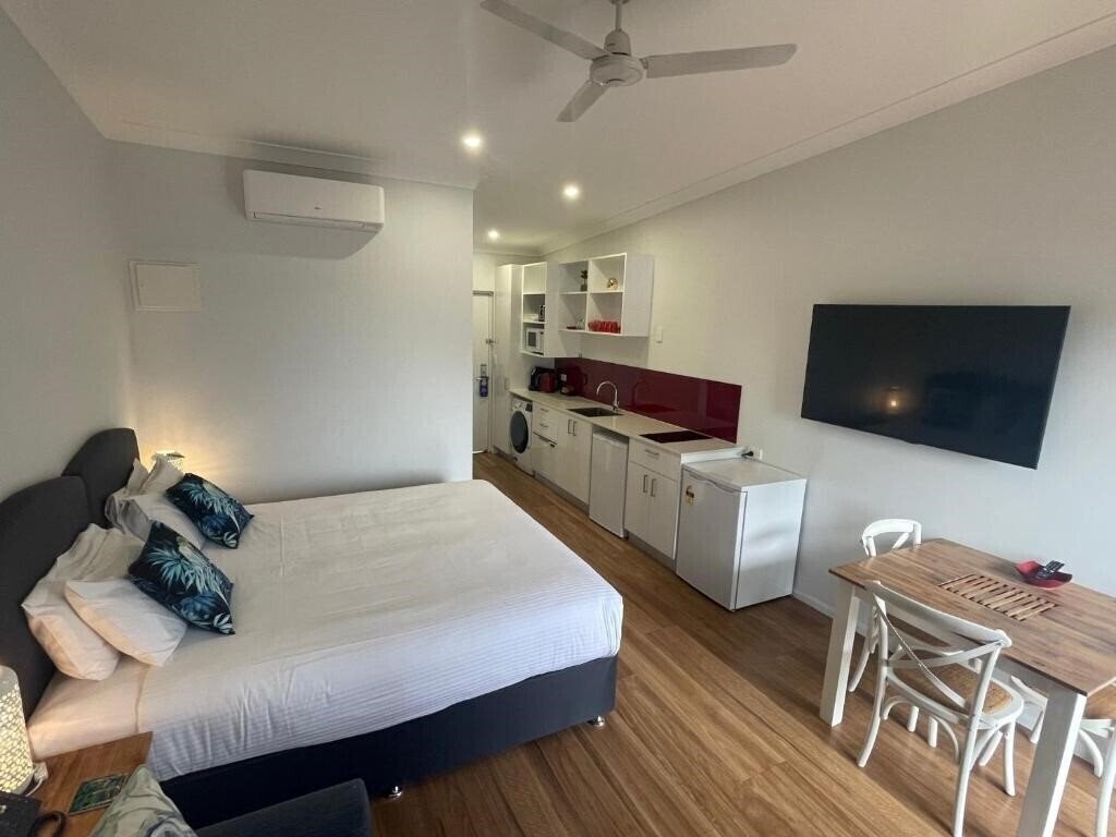 Отель Atherton Motel 4*