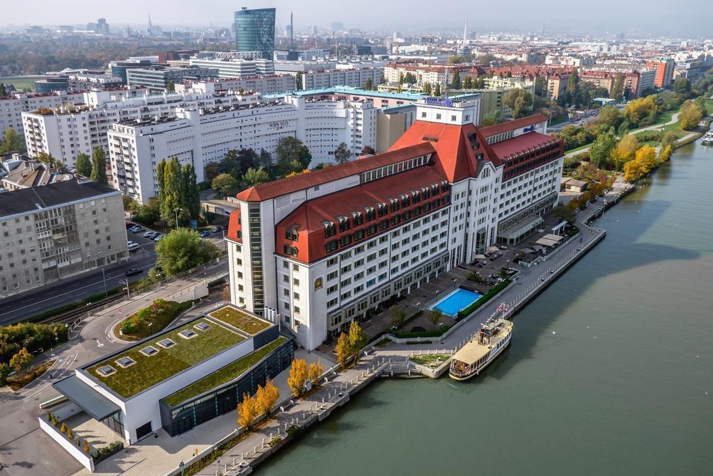 Отель Hilton Vienna Danube Waterfront 4*