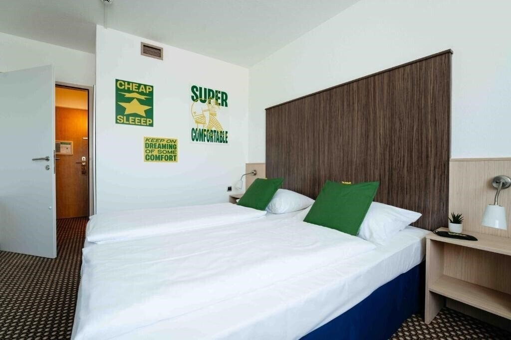 Отель Ramada Vienna South 4*