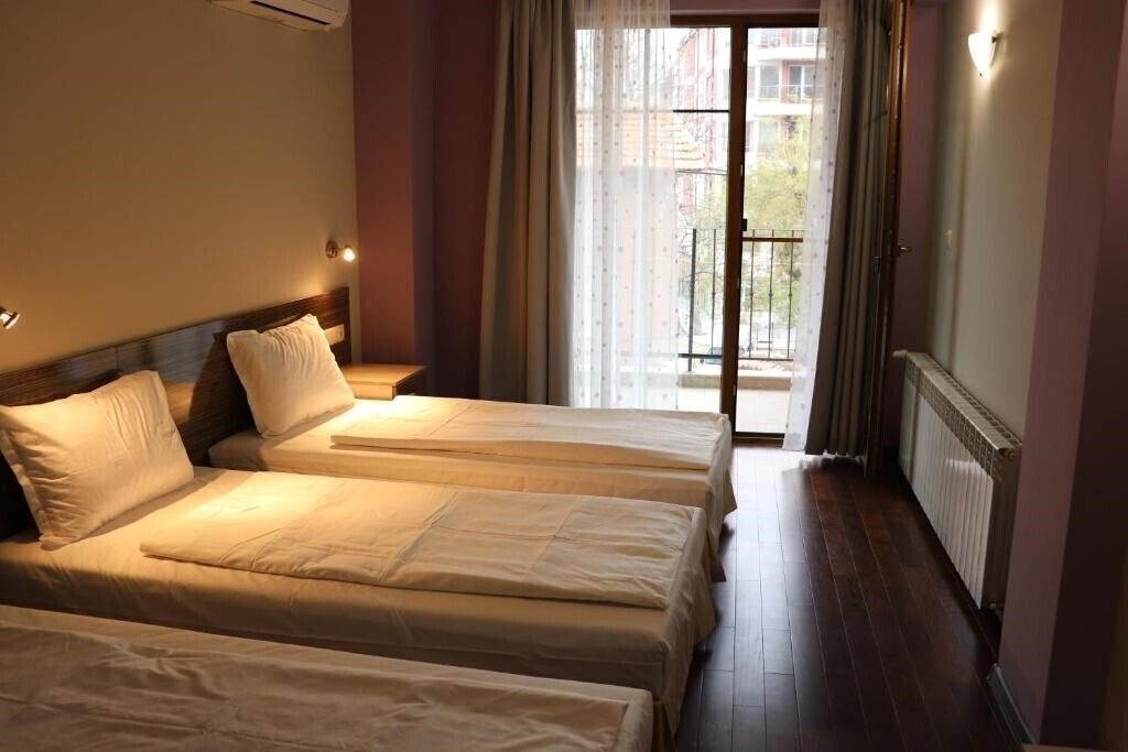 Фото Roots Hotel And Wine Bar 3*