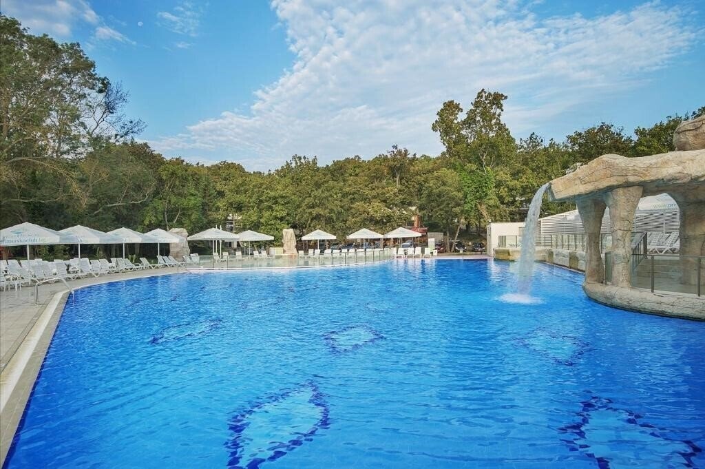 Отель Forest Beach 4*