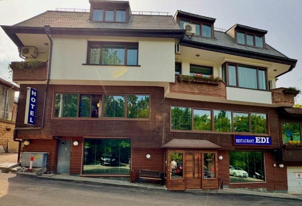 Отель Hotel Edi 3*