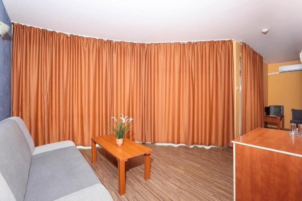 Картинка La Piazza 2*