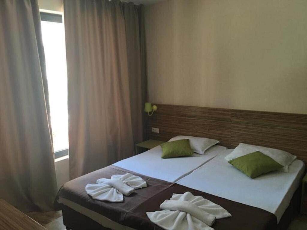 Фото Flower Street Provides Accommodations With Free Wifi, Air Conditioning 3*
