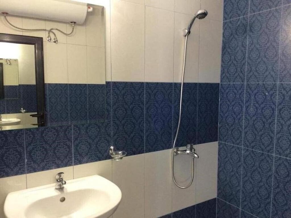 Фотография Flower Street Provides Accommodations With Free Wifi, Air Conditioning 3*