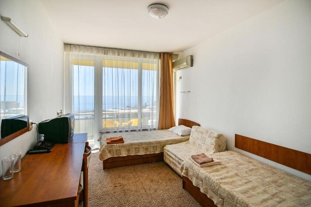 IHS Hotel Joliot Curie (ex. Frederic Joliot Curie, Joliot Curie, International Home of Scientists Joliot Curie) 3* қонақ үйі