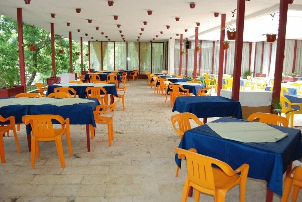 IHS Hotel Joliot Curie (ex. Frederic Joliot Curie, Joliot Curie, International Home of Scientists Joliot Curie) 3* суреті