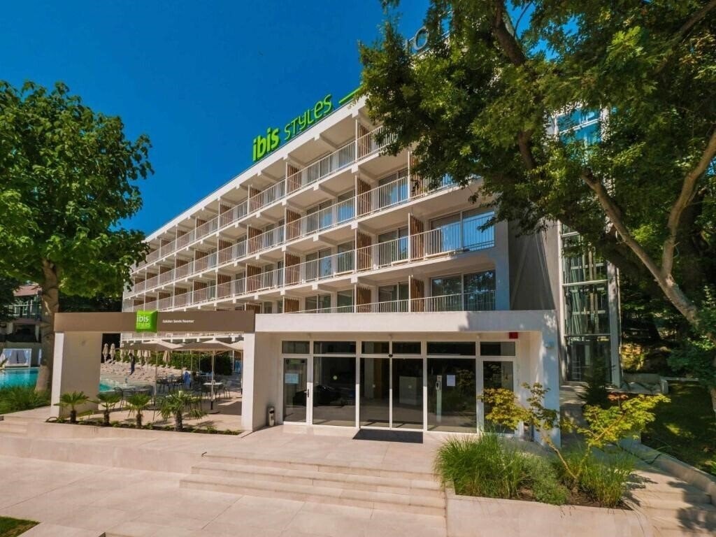 Отель Ibis Styles Golden Sands Roomer Hotel 4*