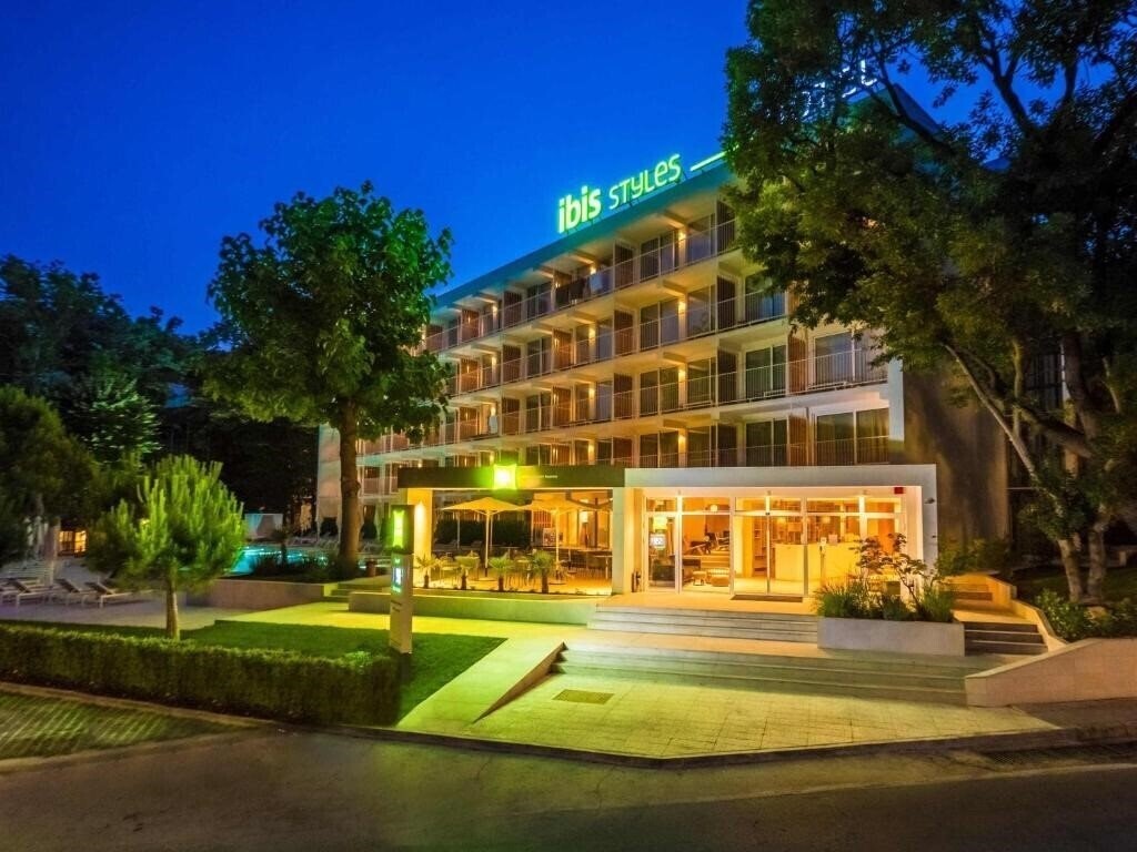 Фото Ibis Styles Golden Sands Roomer Hotel 4*