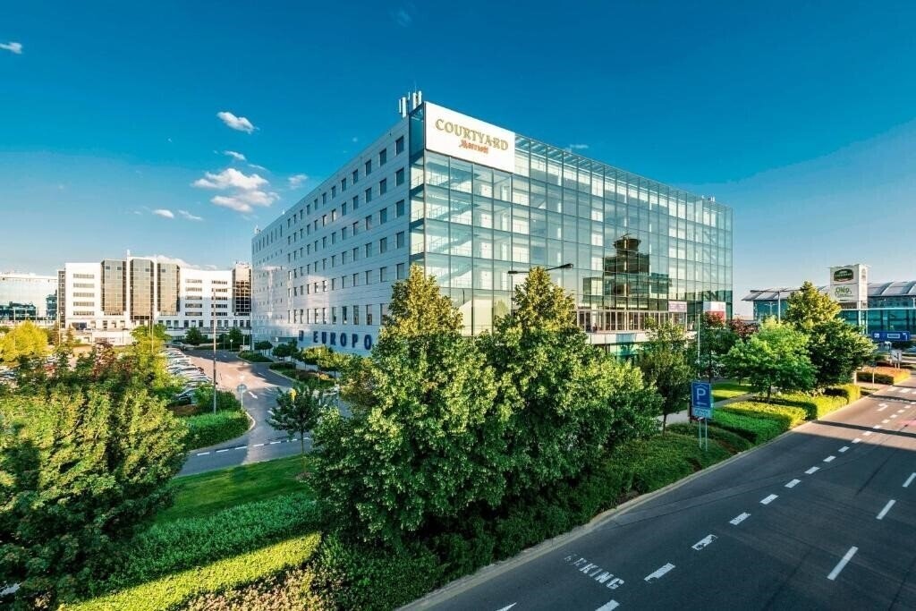 Отель Courtyard By Marriott Airport Hotel 4*