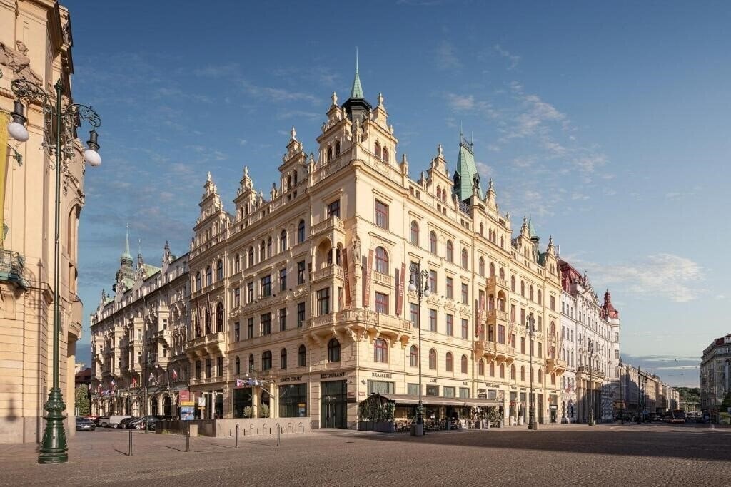 Отель Kings Court Hotel 5*