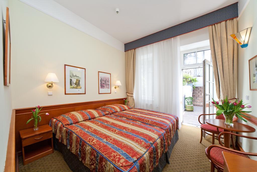 Hotel 16 4* қонақ үйі