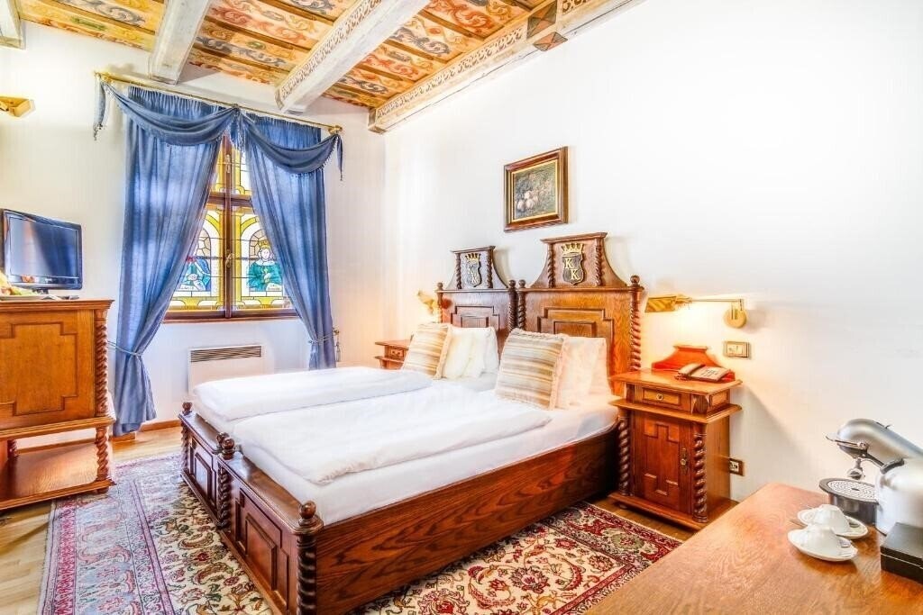 King Charles 4* фотосуреті