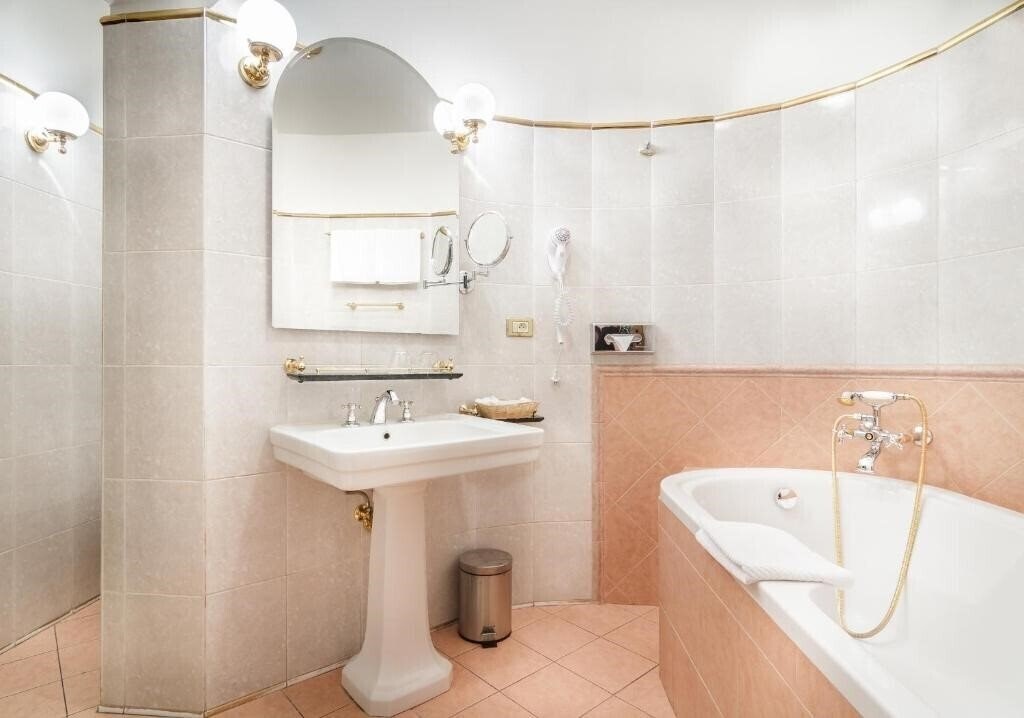 King Charles 4* суреті