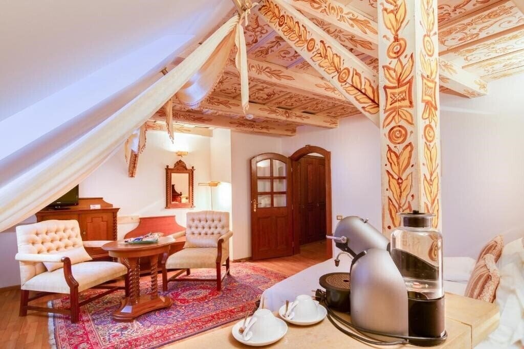 King Charles 4* суреті