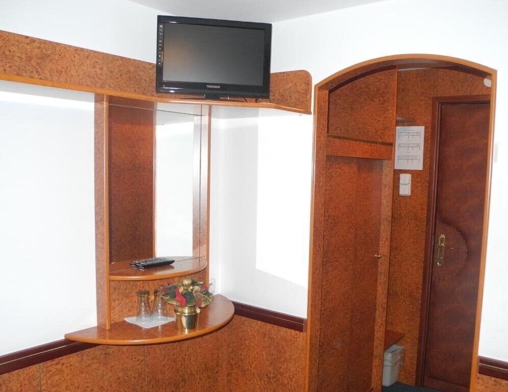 Admiral Botel 3 1* суреті