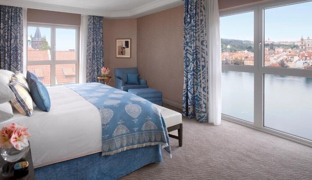 Four Seasons 5* суреті