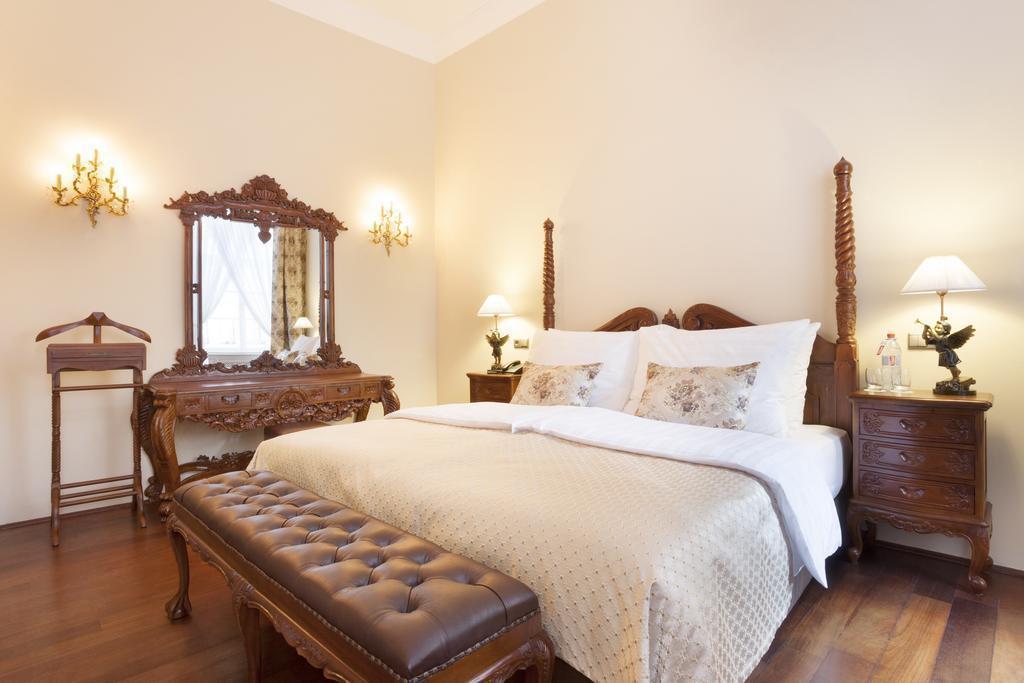 Отель Iron Gate 5*