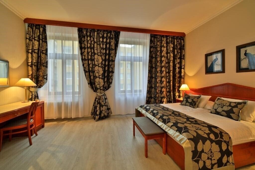 Отель Carlton 4*