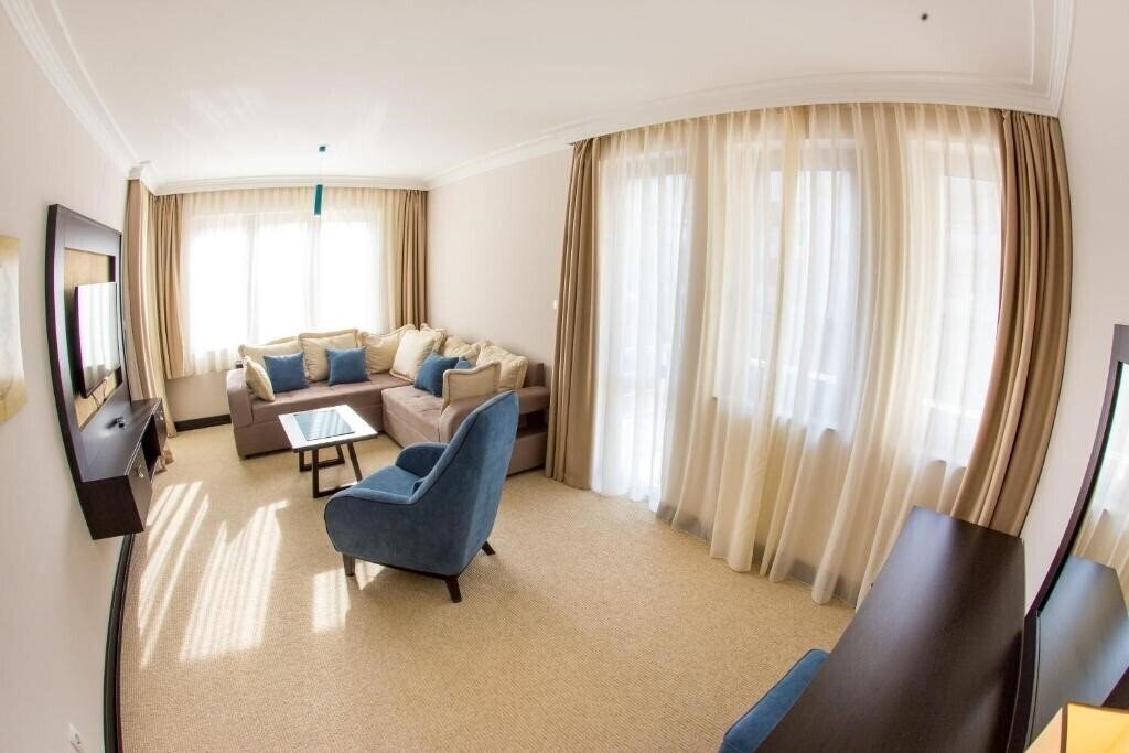 Nion Hotel Becici 3* фотосуреті