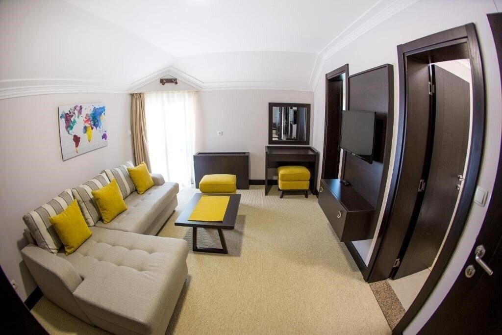 Картинка Hotel Swiss Holiday 4*