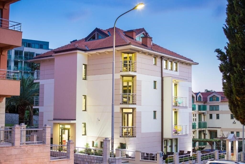 Отель Hotel Swiss Holiday 4*