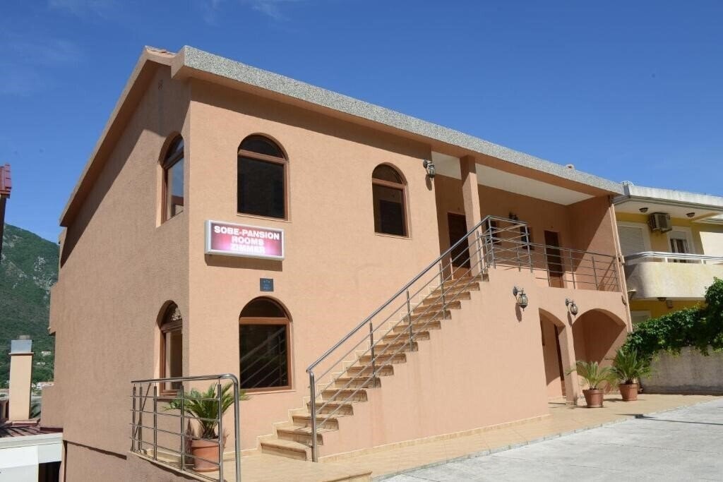 Отель Apartments Dobrotski Dvori 3*