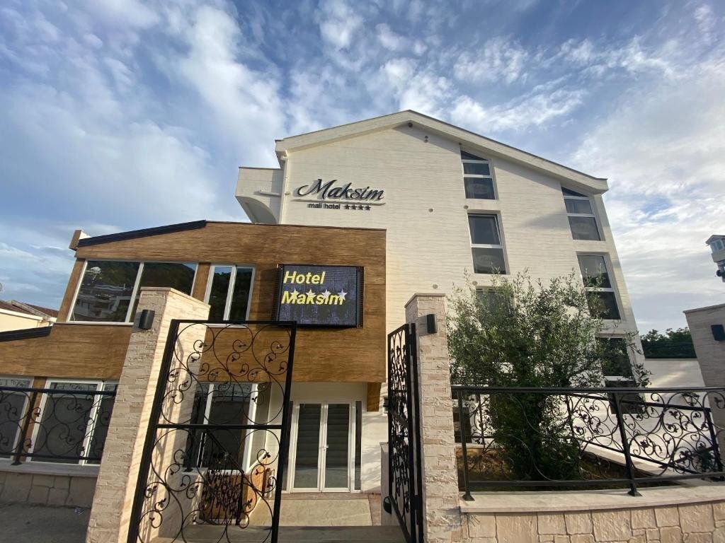 Отель Maksim 4*