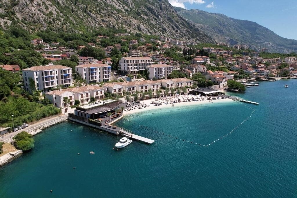 Отель Huma Hotel Kotor Bay 5*
