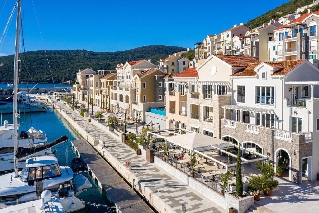 Отель Lustica Bay Apartments Villa 4*