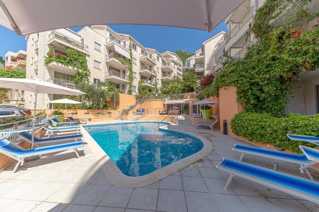 Petrovac Bay 3* қонақ үйі