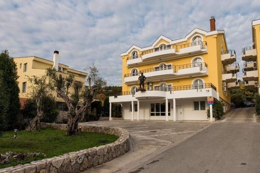 Отель Crnogorska Kuca 3*