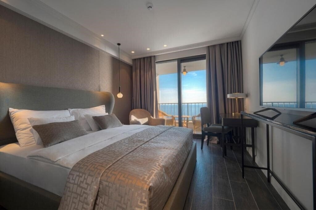 Отель Vivid Blue Serenity Resort 4*