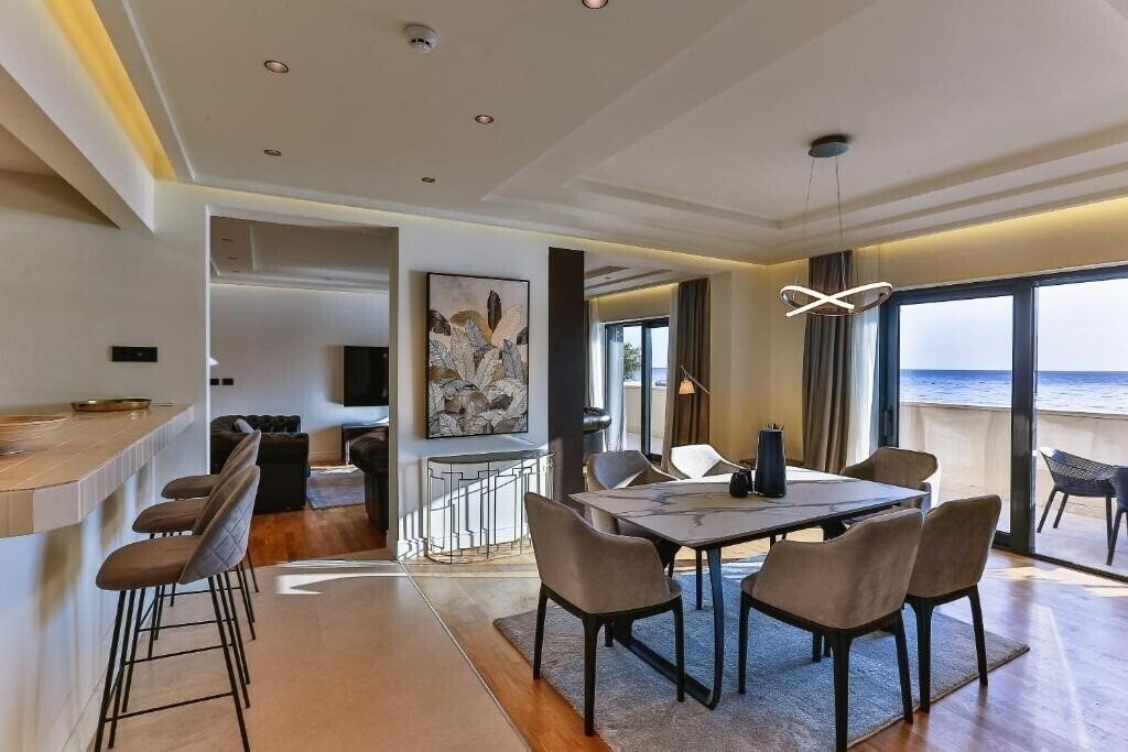 Отель California Hotel 5*