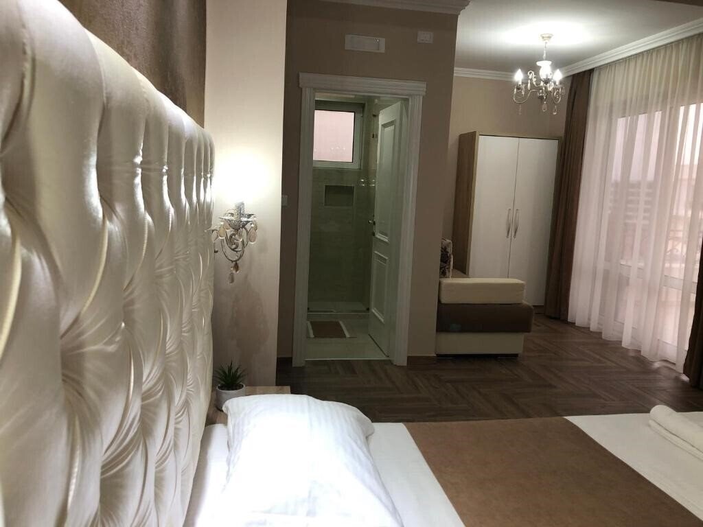 Отель Metropolis 4*