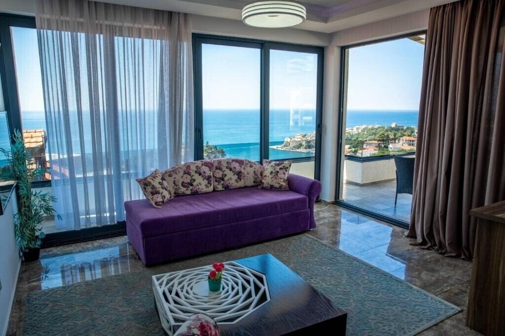 Отель Hotel Golden Inn 5*