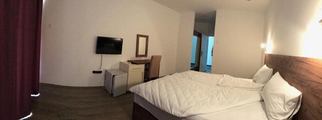 VELIKA PLAZA (ex. Velika Plaza Hotel) 2* фотосуреті