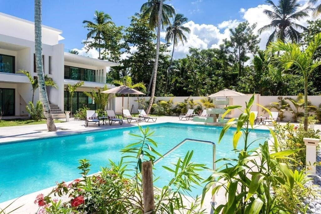 Отель Louisa Aparthotel 4*