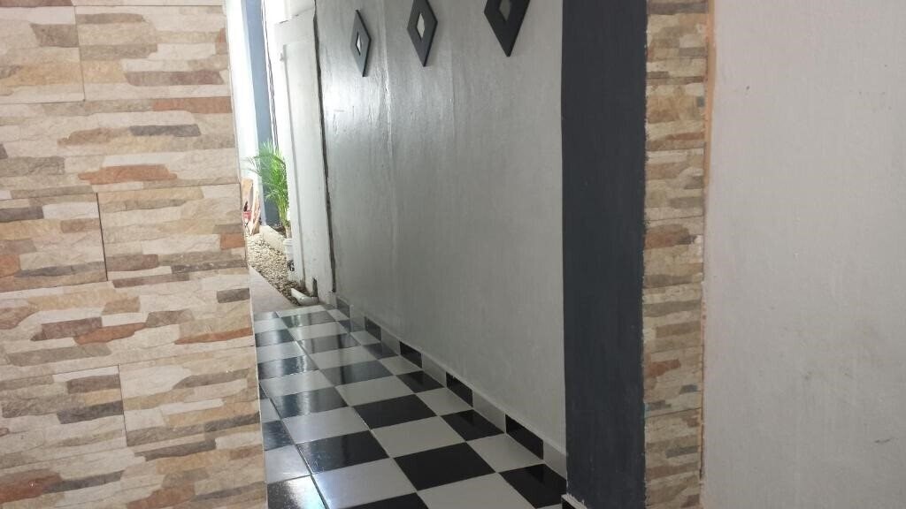 Aarony House + 2* фотосуреті