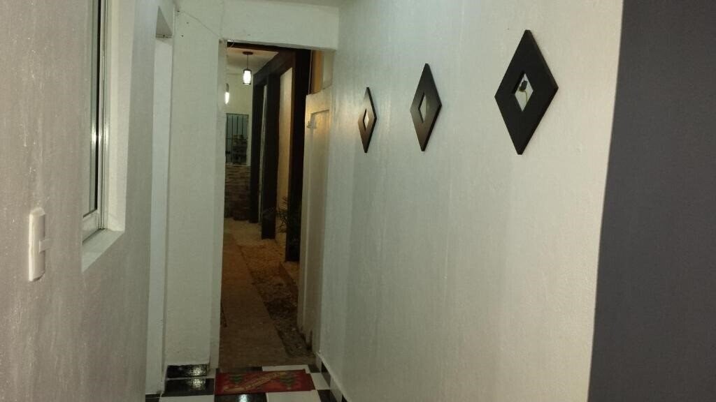 Aarony House + 2* суреті