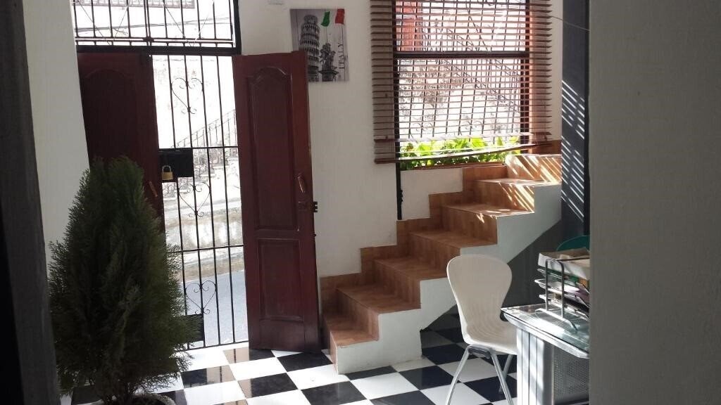 Aarony House + 2* суреті