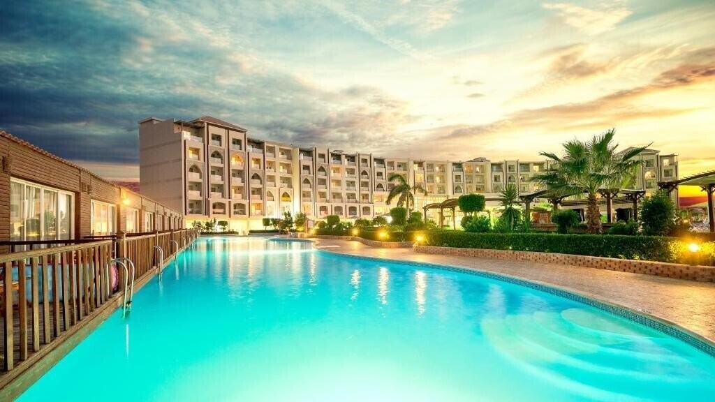 Отель Hawaii Caesar Palace Hotel & Aqua Park (ex. Mirage, Sunrise Alora) 4*