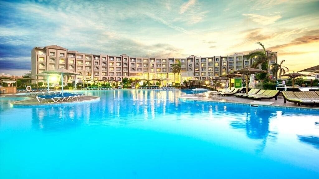 Фото Hawaii Caesar Palace Hotel & Aqua Park (ex. Mirage, Sunrise Alora) 4*