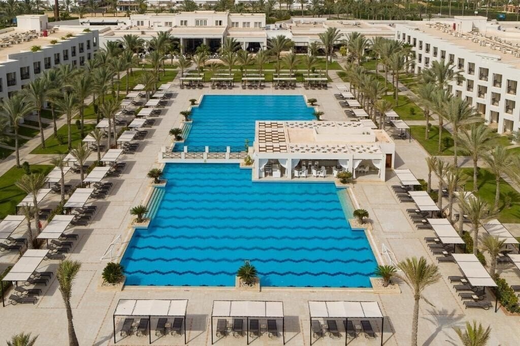 Отель Jaz Elite Crystal Almaza Bay 5*