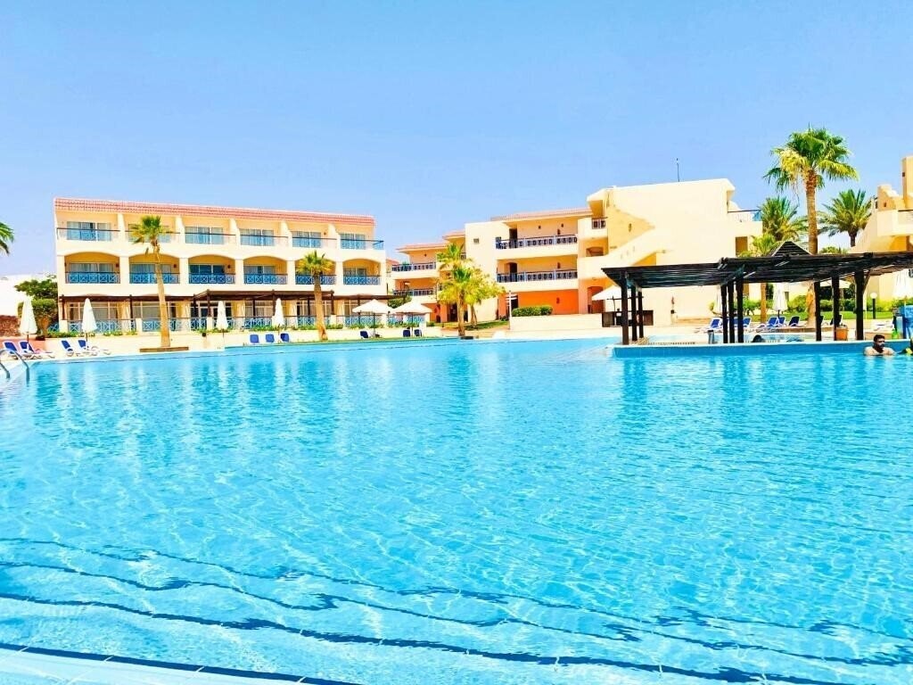 Отель Ivy Cyrene Island 4*