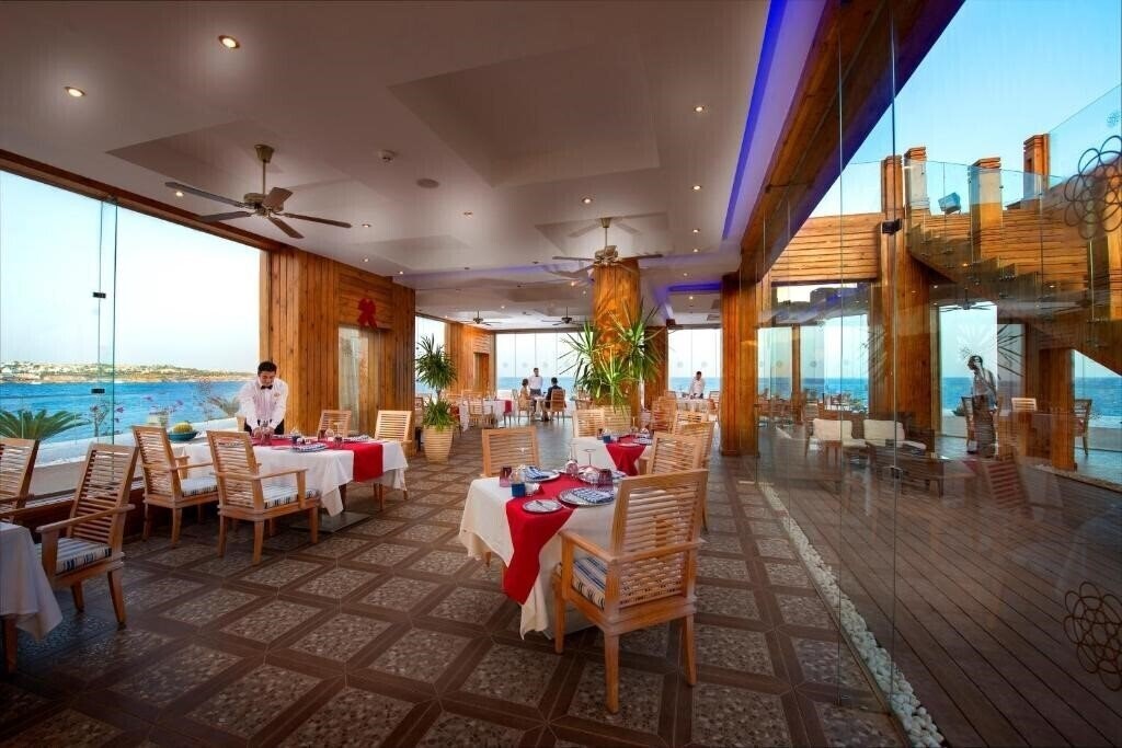 Фото Sunrise Arabian Beach Resort 5*