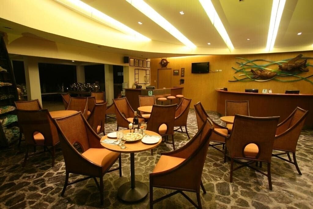 Crown Regency Beach Resort 3* суреті