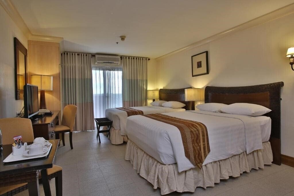 Фото Crown Regency Suites - Mactan 3*